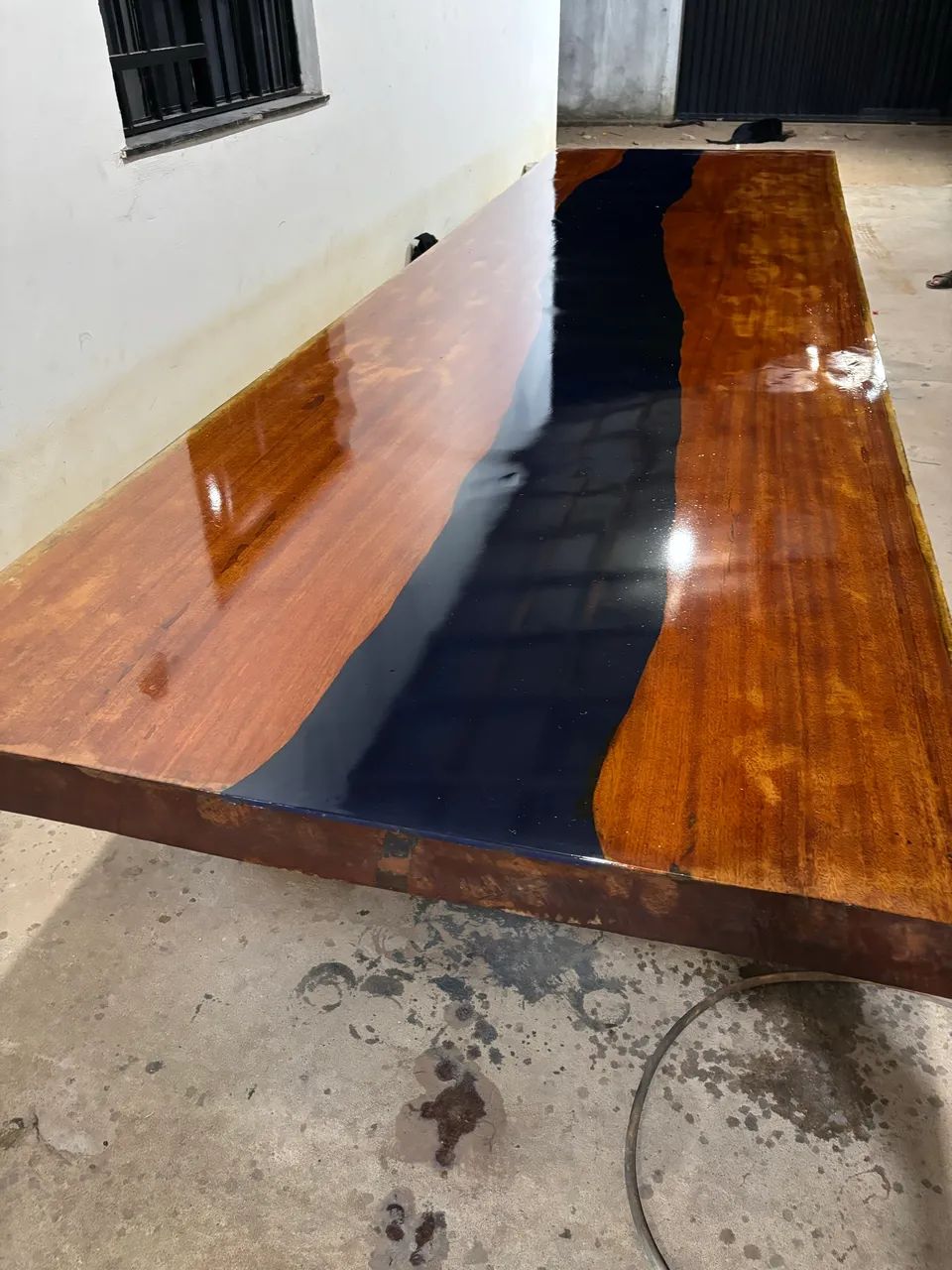 Mesa de madeira com acabamento em resina 