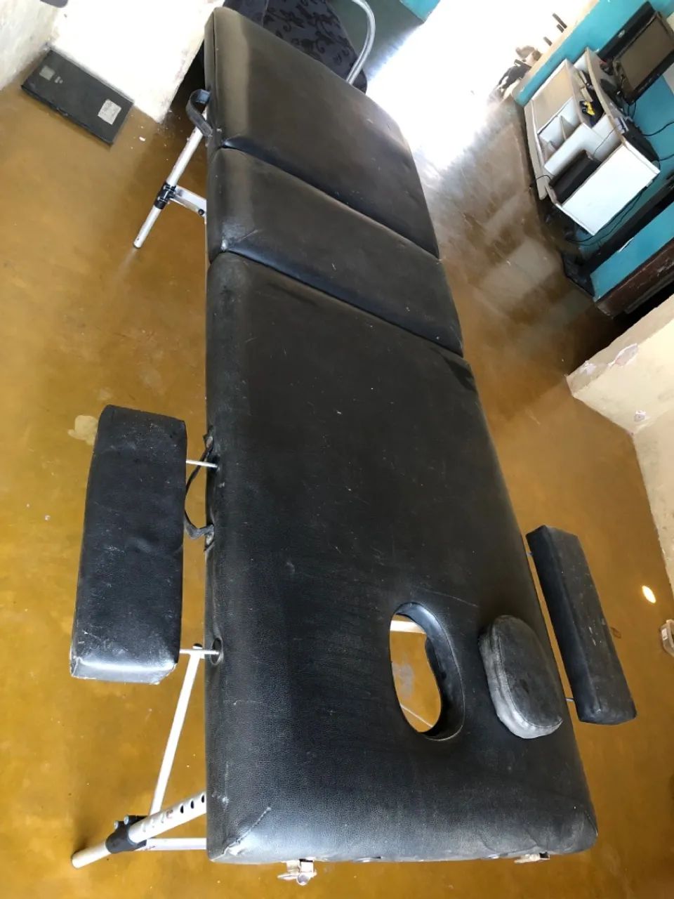 Vende-se maca de tatuagem com apoio  - Foto 3