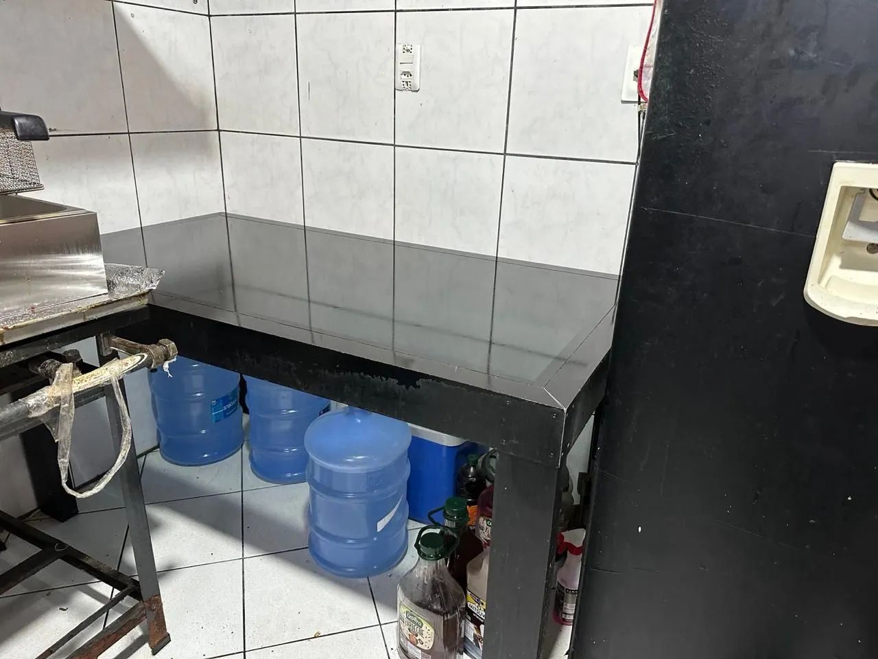 Mesa grande, para vender logo. Aceito troca em mesa inox 