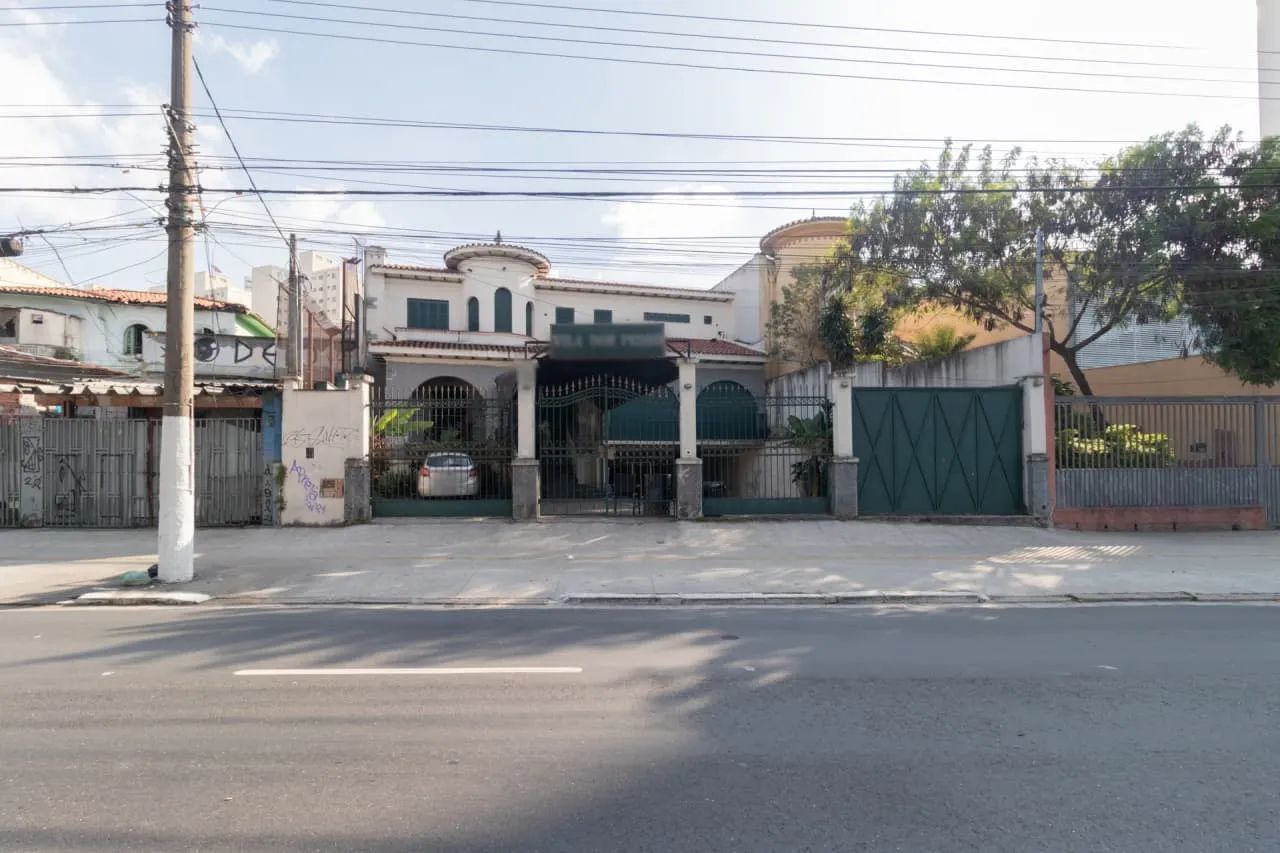 Casa comercial na Avenida Dom Pedro I, 998 - 990  770 m²