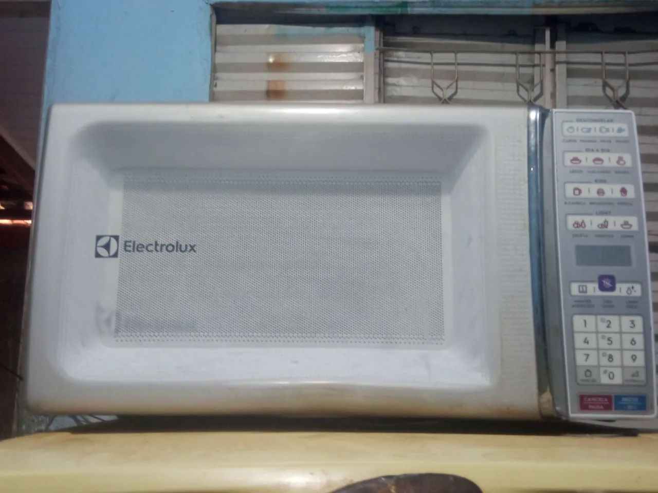 Vendo microondas Eletrolux funcionando perfeitamente 