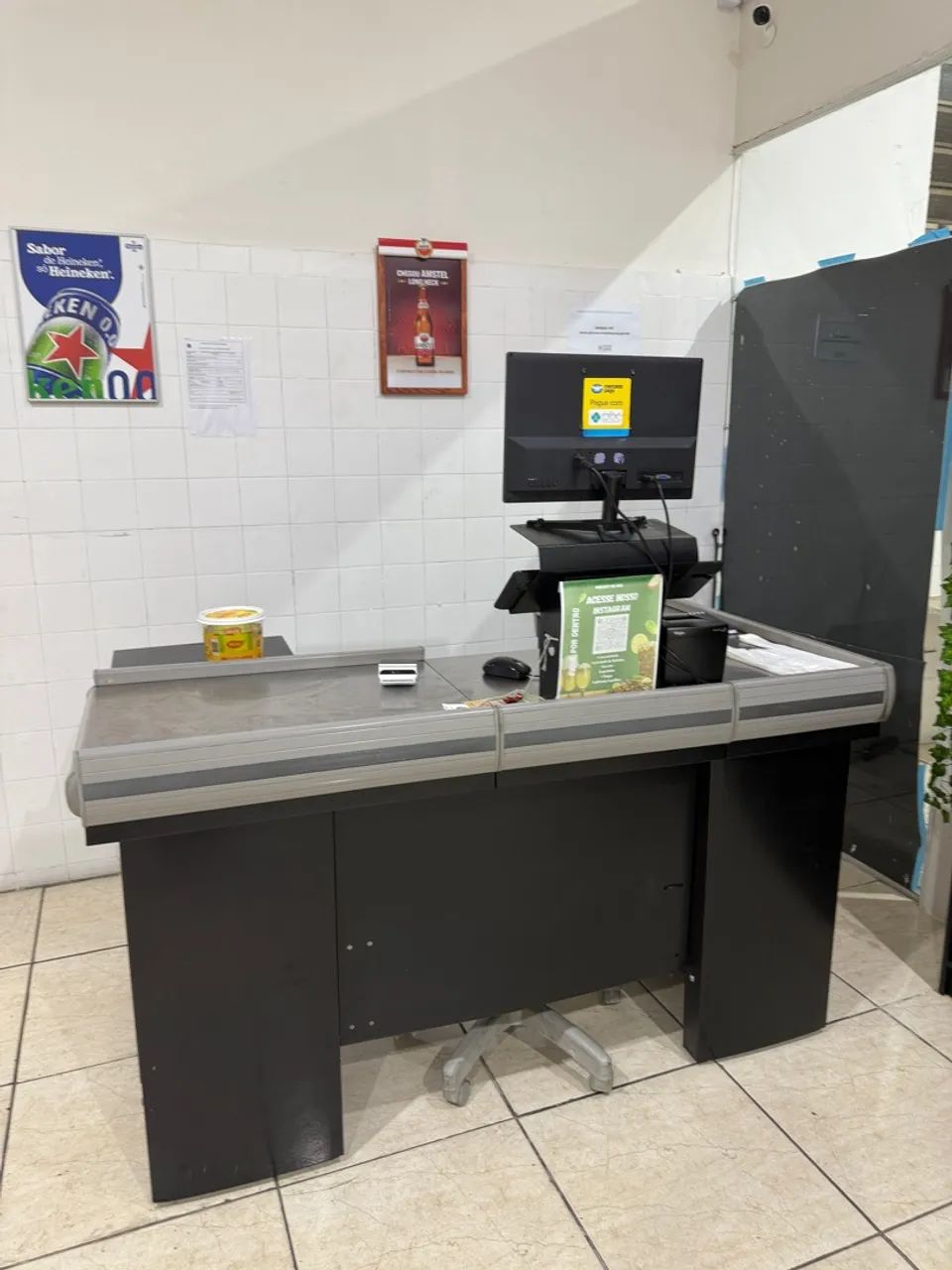 Caixa de supermercado preto e inox 