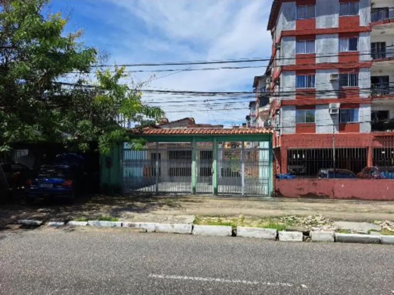 Terreno com casa na Marquês de Herval para investidores
