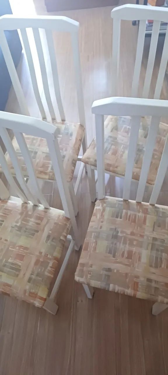 4 cadeira de madeira,forrada com tecido plastificado ,brancas