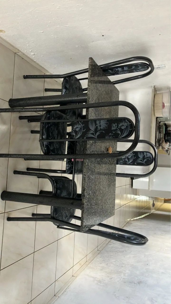 Mesa de jantar com 4 cadeiras 