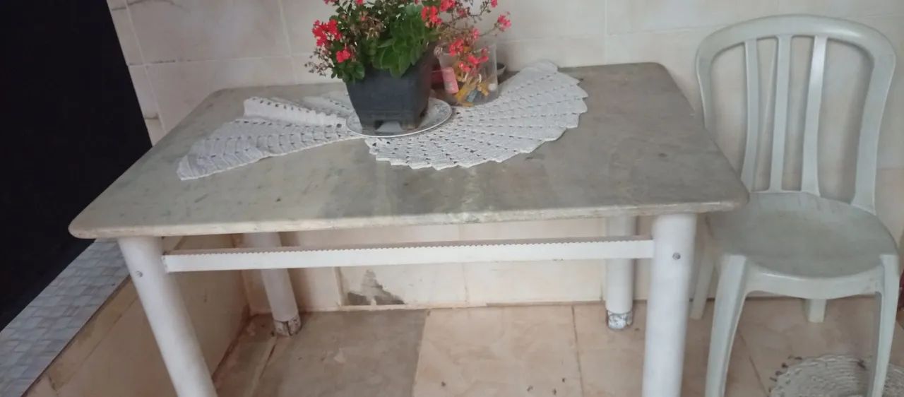 Mesa e armário usados 