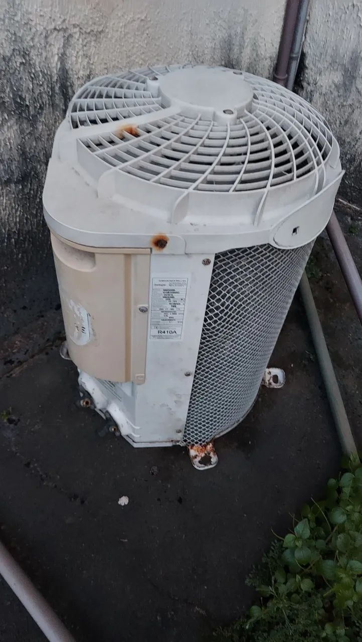 Ar condicionado Midea 9.000 BTUs, inverter, com defeito 