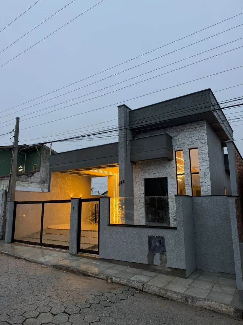 Casa térrea de alto padrão com 2 dormitórios + quintal no Bairro dos Ingleses!
