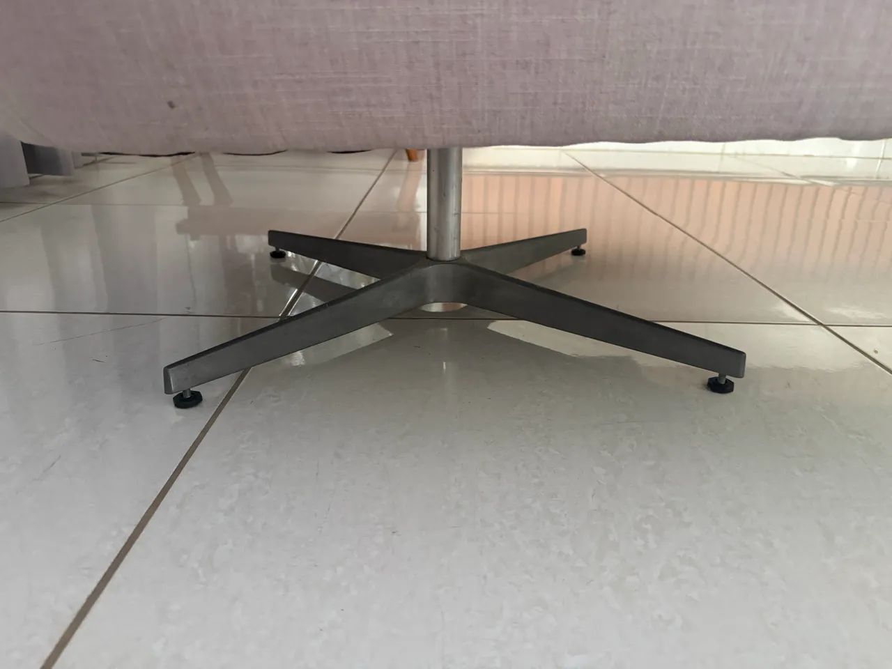 Cadeira de Apoio Sala de Estar Linho Cinza e Pés Inox (Excelente Estado) - Foto 3