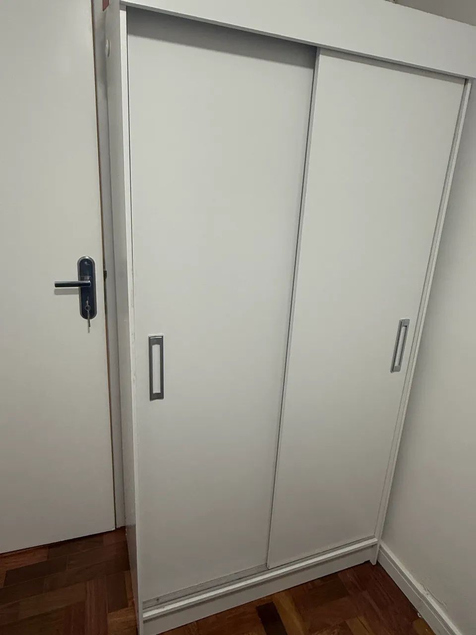 Guarda roupa branco 2 portas