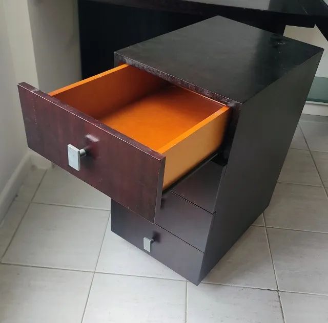 MESA ESCRITÓRIO COM GAVETEIRO E PRATELEIRAS. Perfeito. - Foto 2