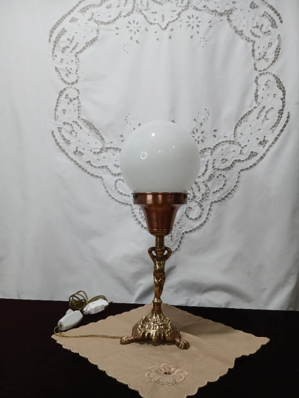 Antiga Luminaria De Mesa De Bronze Com Bola Opalinada