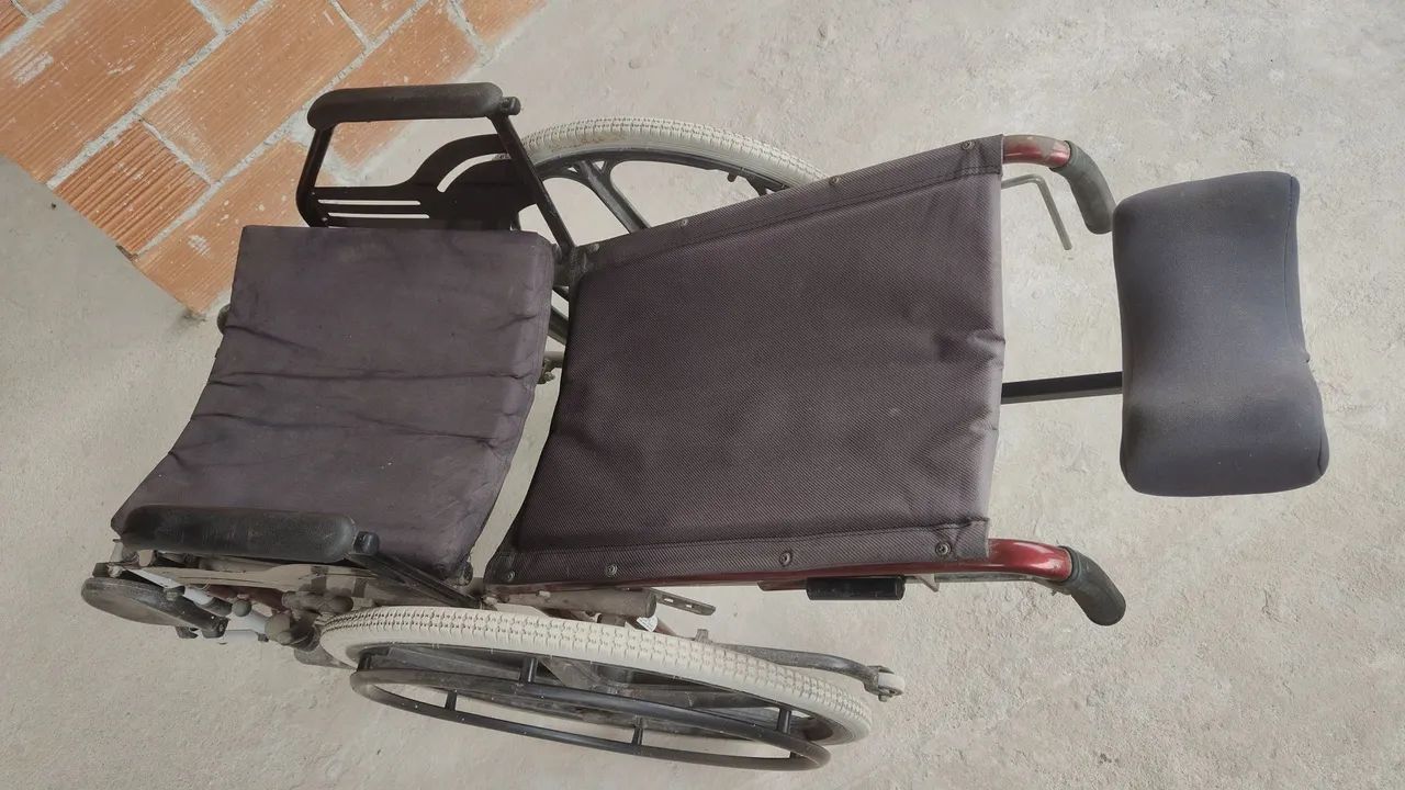 Vendo cadeira de rodas usada  - Foto 3
