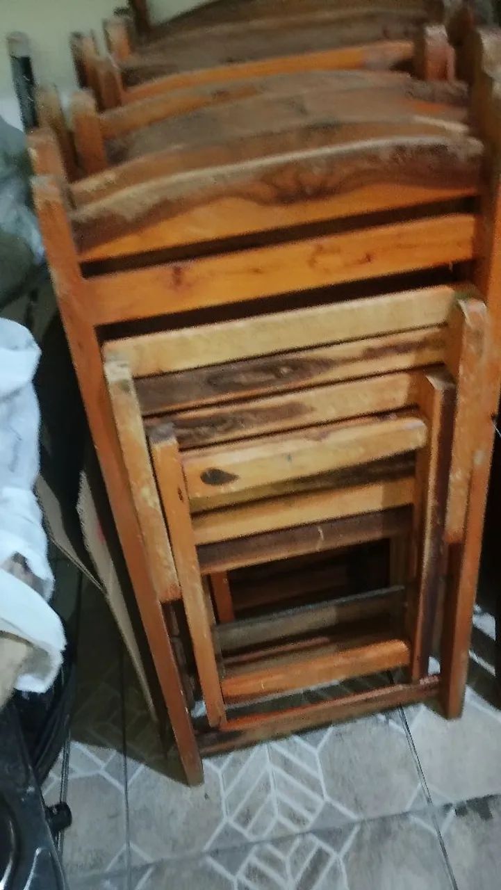 Jogo de cadeiras de madeira. - Foto 2