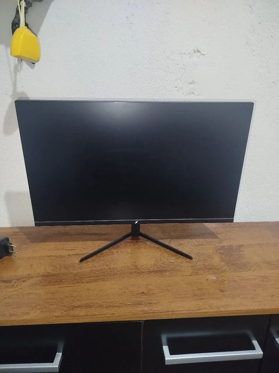 Monitor 24'' com defeito.
