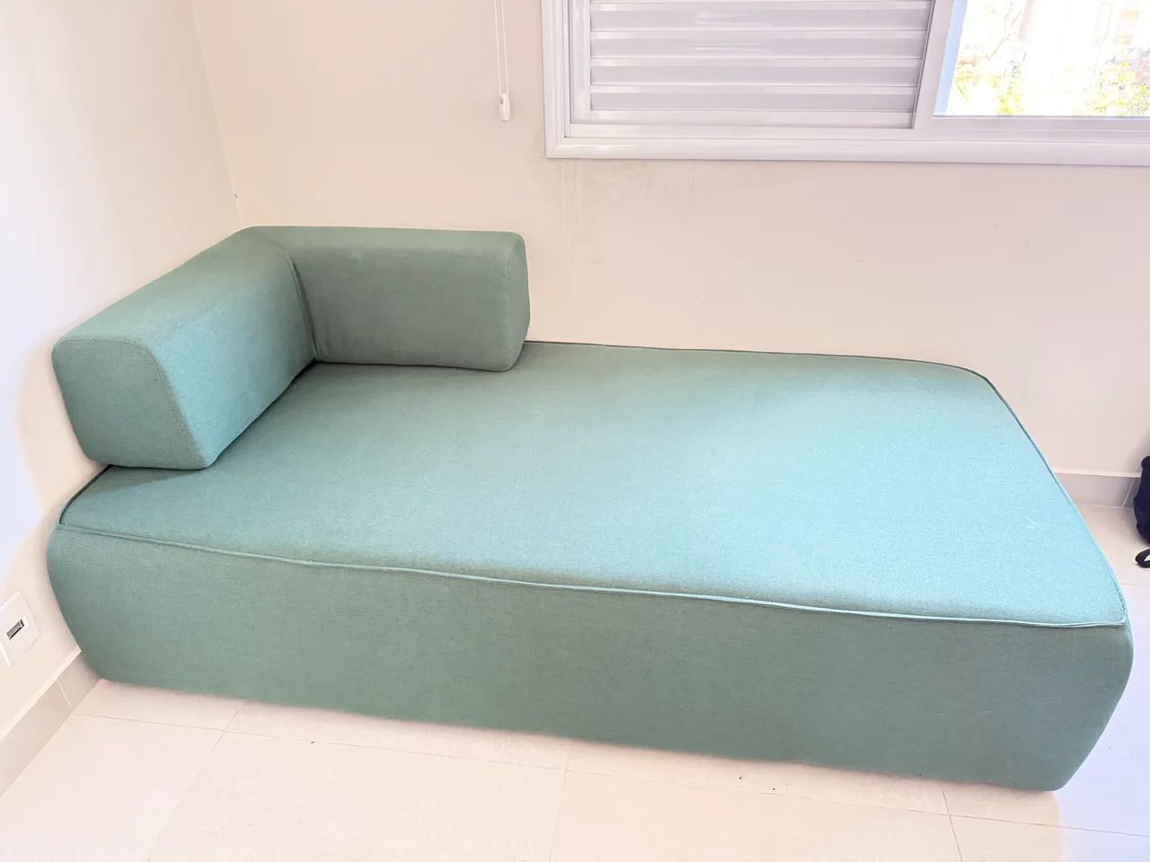 Sofá Divã Verde com Encosto Móvel - Foto 4