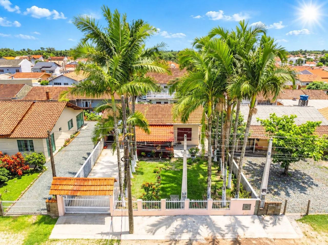 UMA CASA PARA VIVER BEM ? E COM ESPAÇO PARA APROVEITAR.