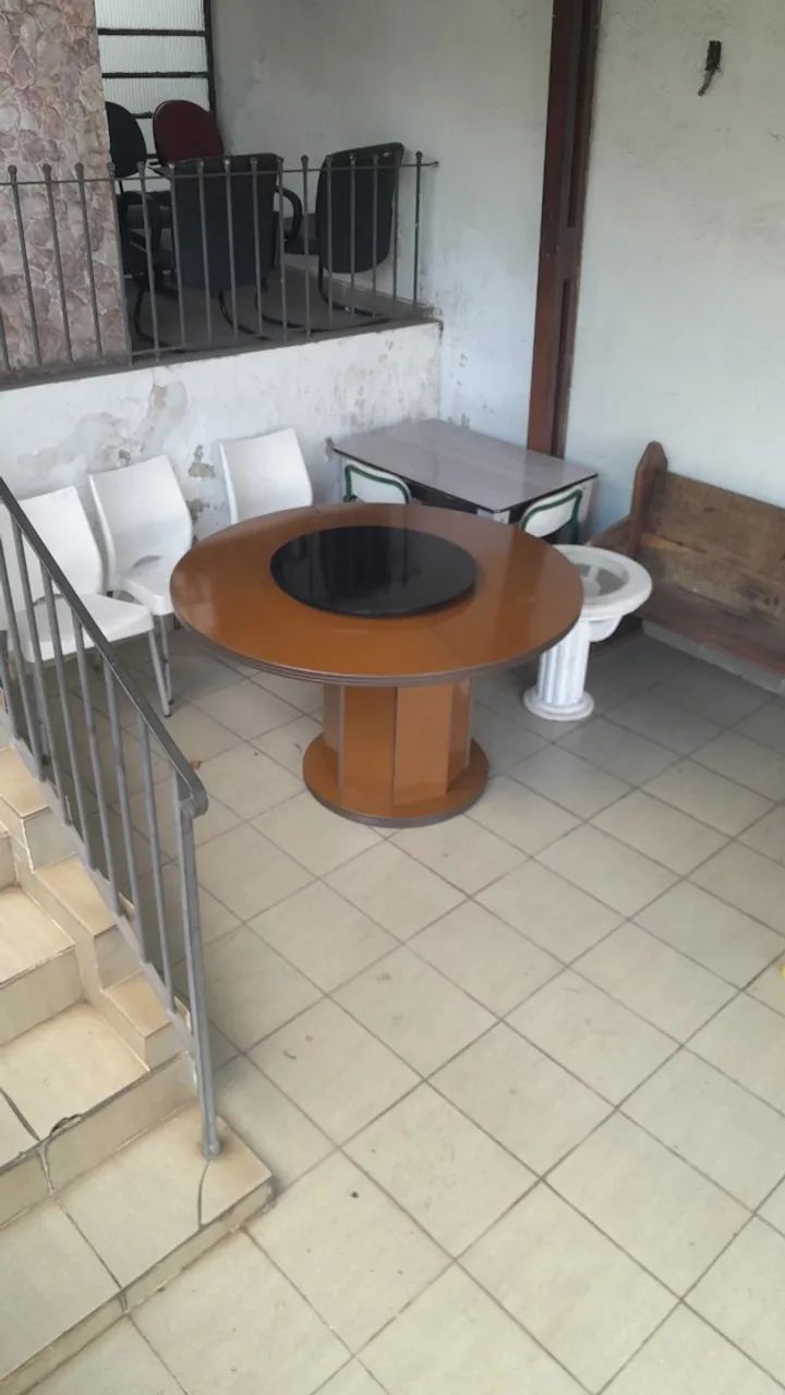 Mesa de jantar redonda sem cadeiras 