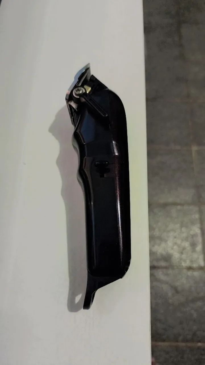 Máquina de cortar cabelo  semi nova BI voltar 6 pentes  