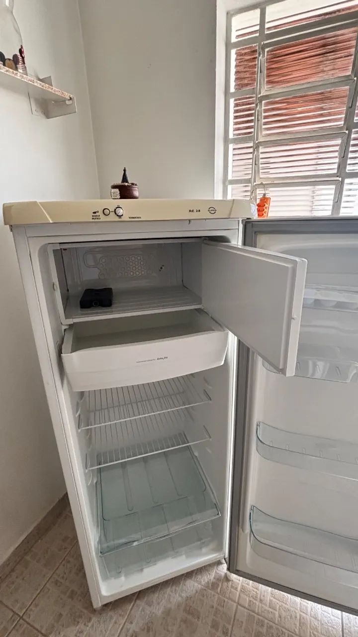 Geladeira RE28 Electrolux - funcionando perfeitamente - Foto 5
