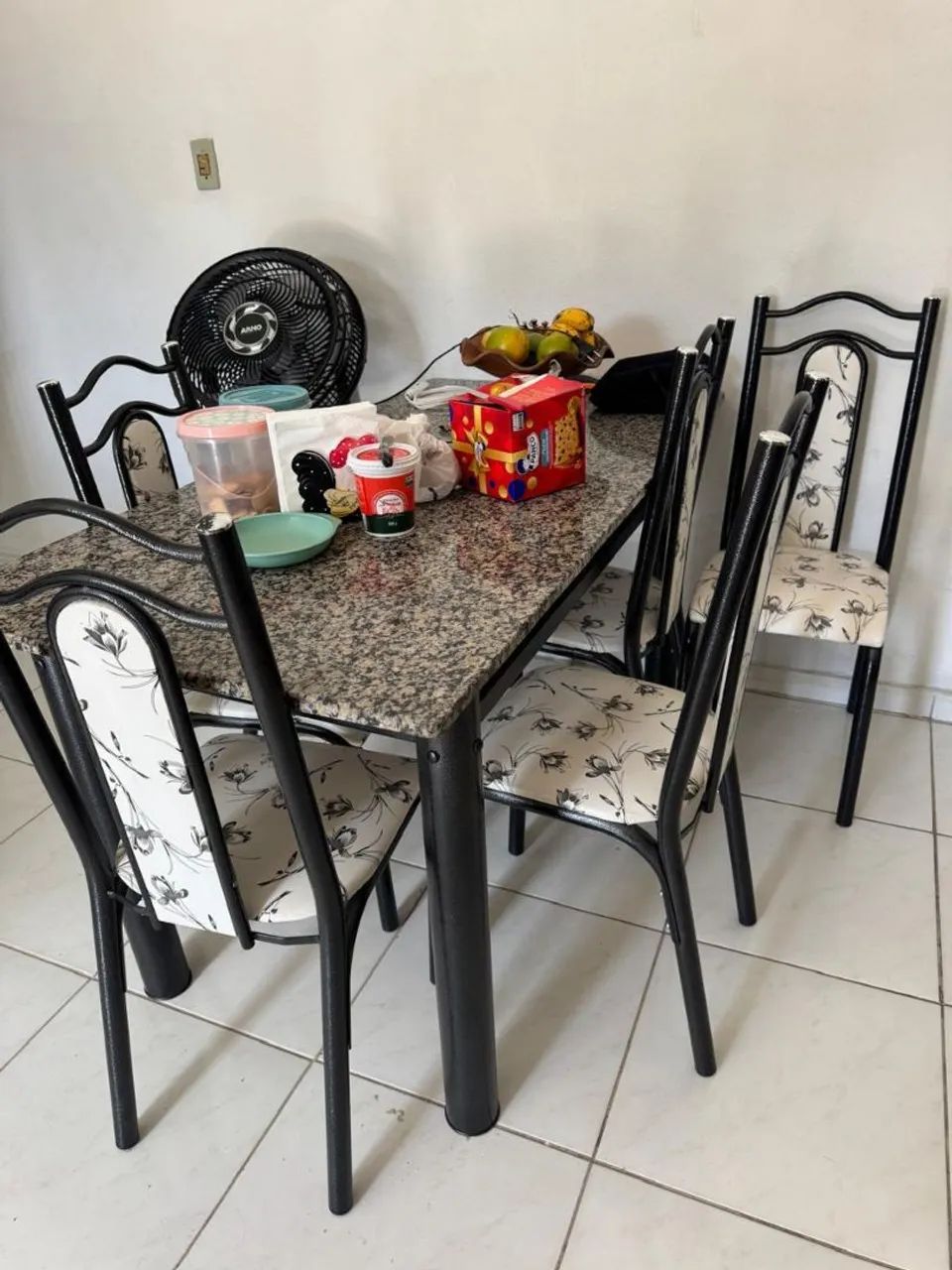 Mesa com 6 cadeiras e pedra de mármore 