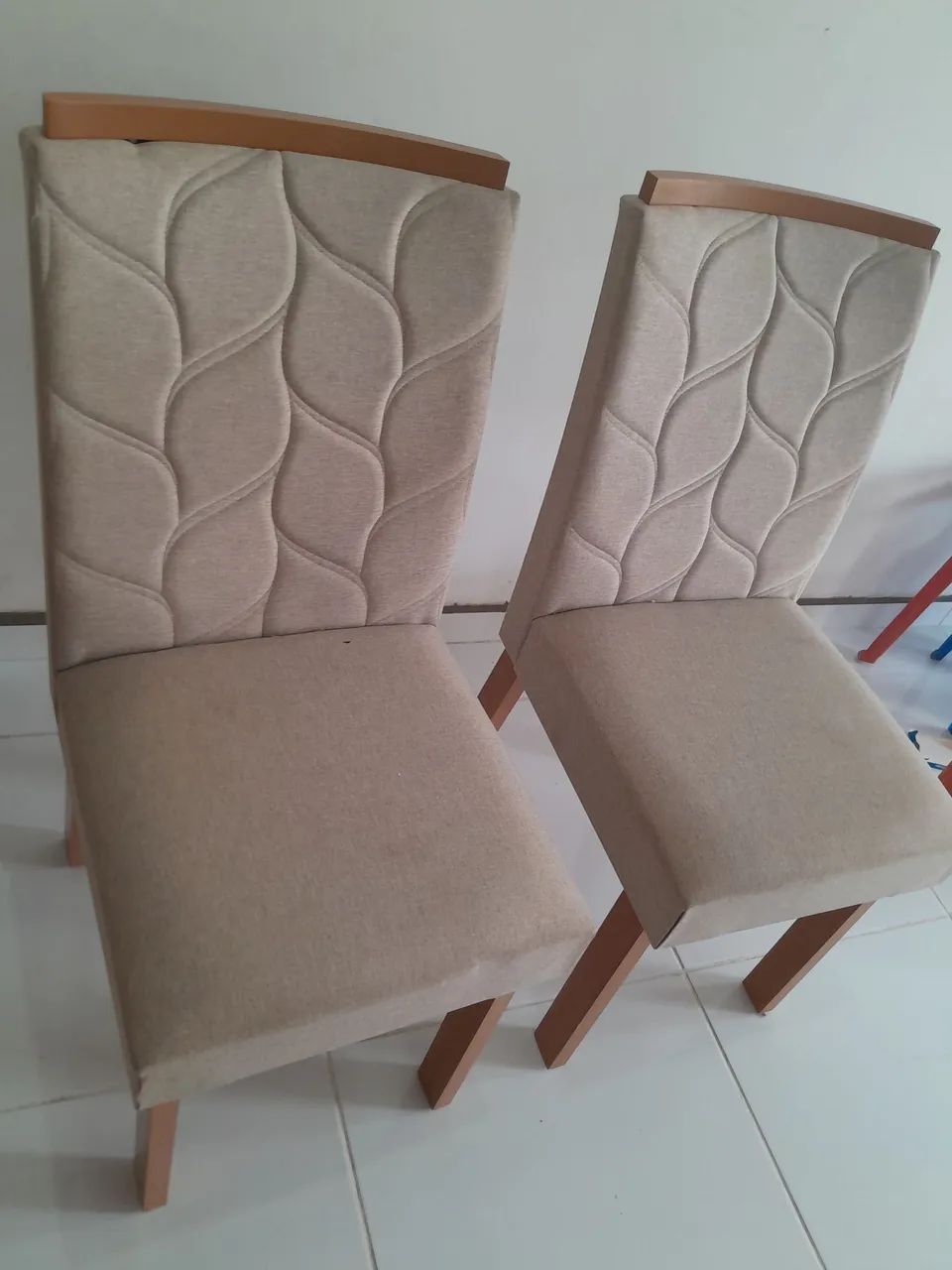 Uma mesa de vidro com quatro cadeiras - Foto 4