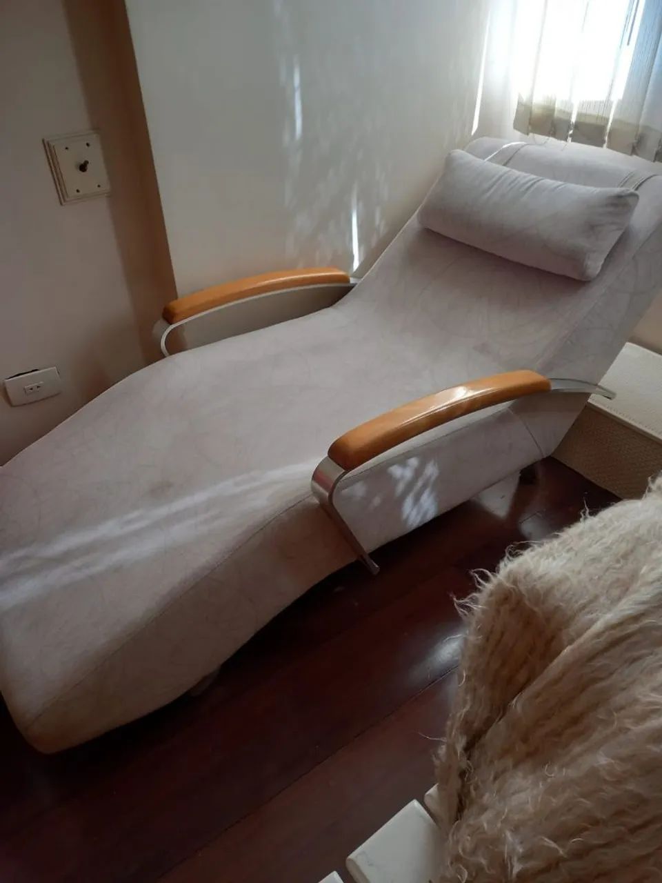 Poltrona Divã bege para casa ou consultório 