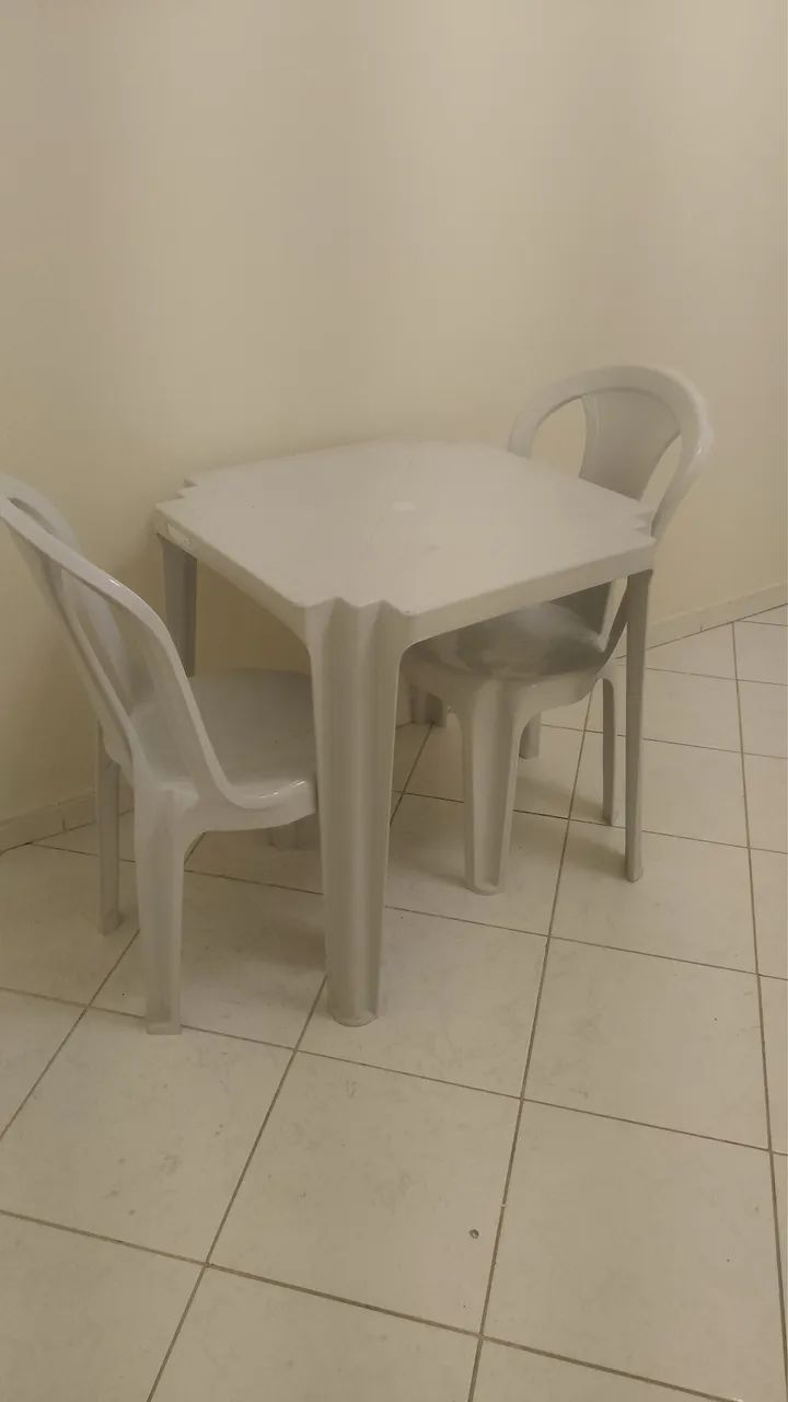 Mesa de plástico com duas cadeiras de plástico  - Foto 2