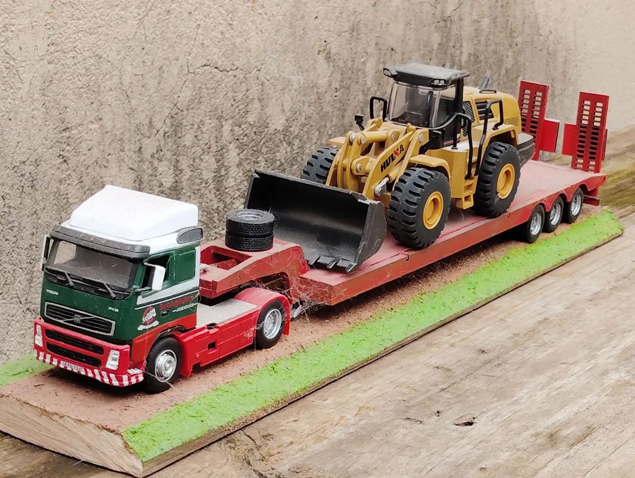 Miniatura carreta volvo plataforma+ trator  - Foto 2