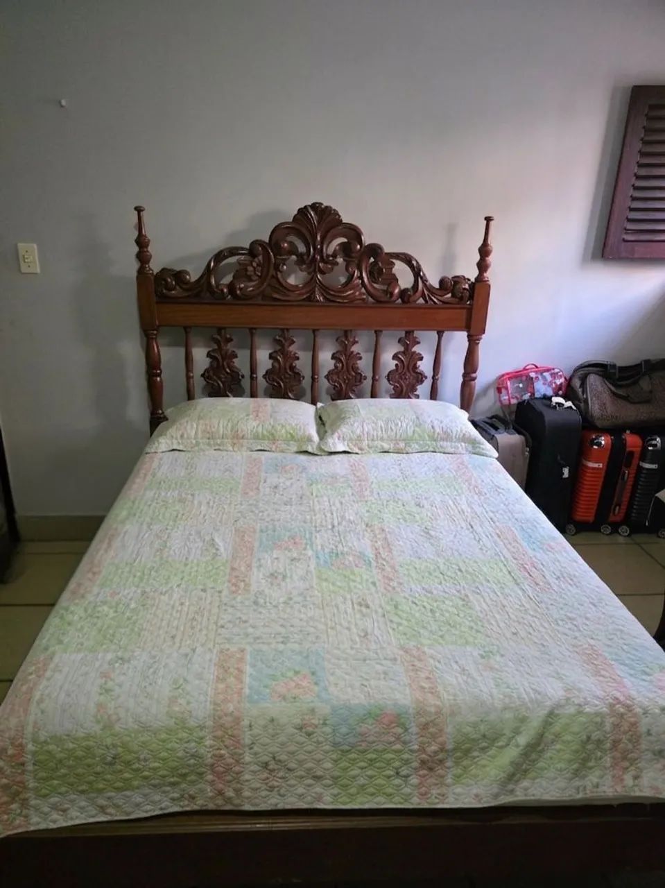 Cama de Casal em Madeira Maciça Trabalhada