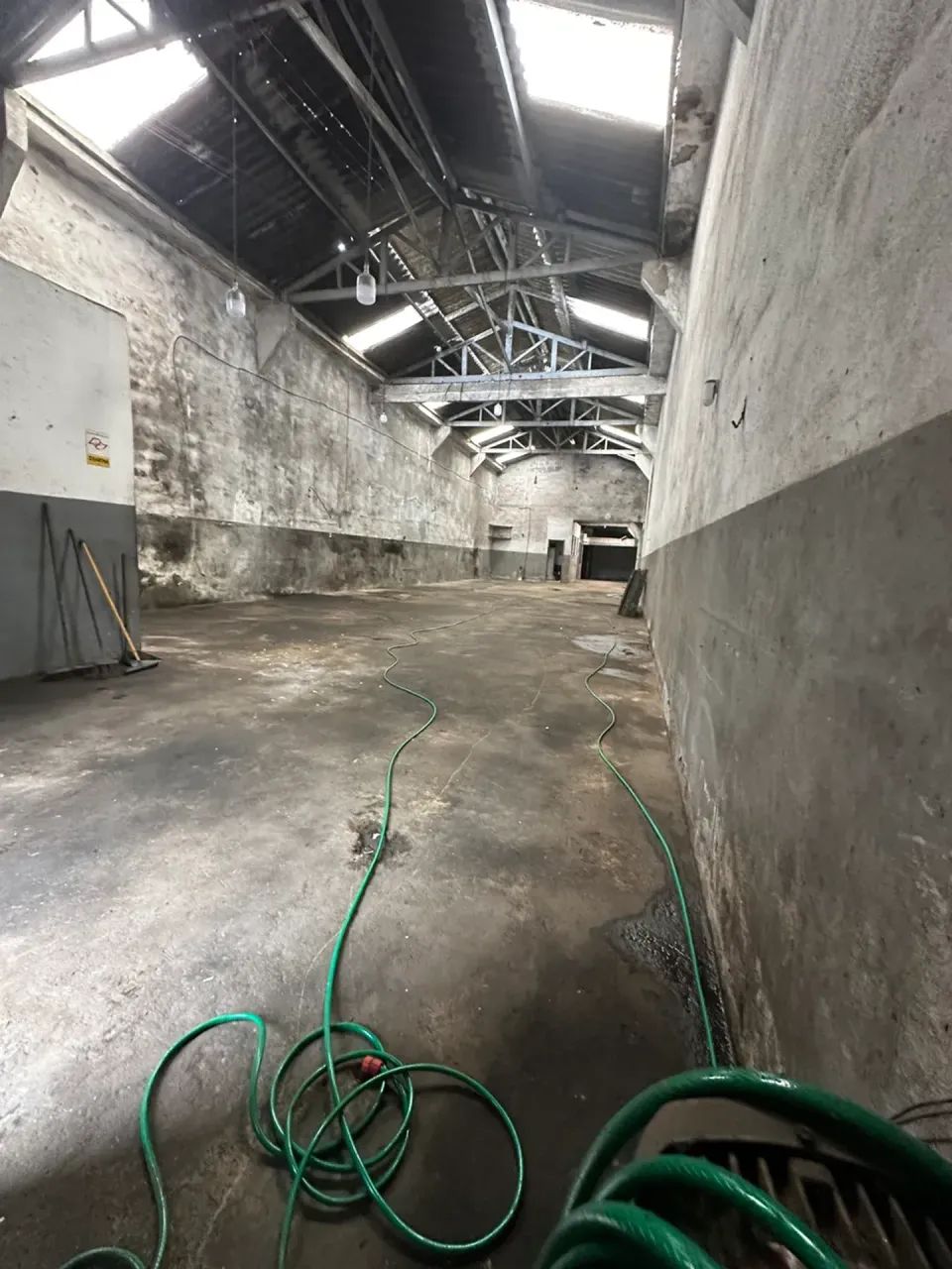 OPORTUNIDADE: Galpão 360m²  com 2 entradas - Foto 2