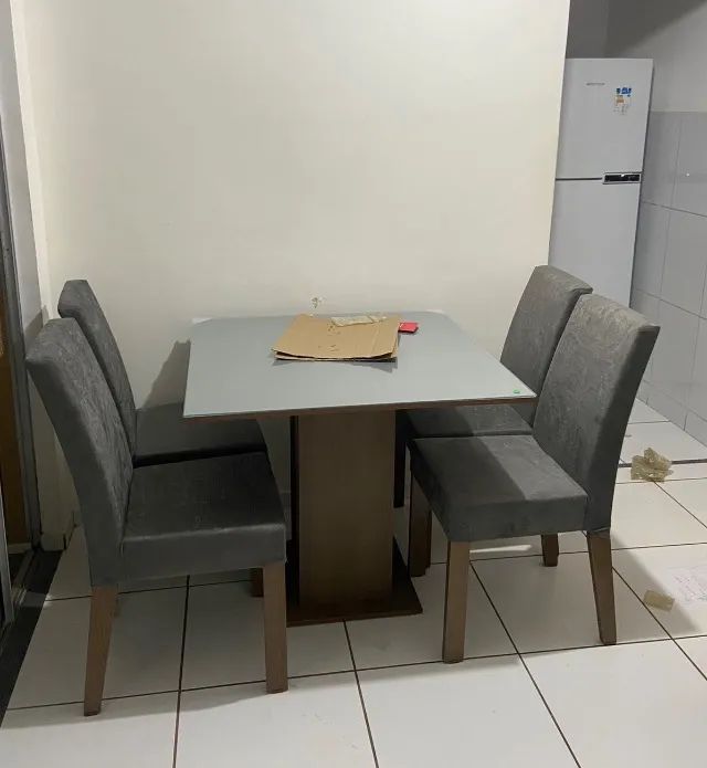 Mesa de jantar com 4 cadeiras 