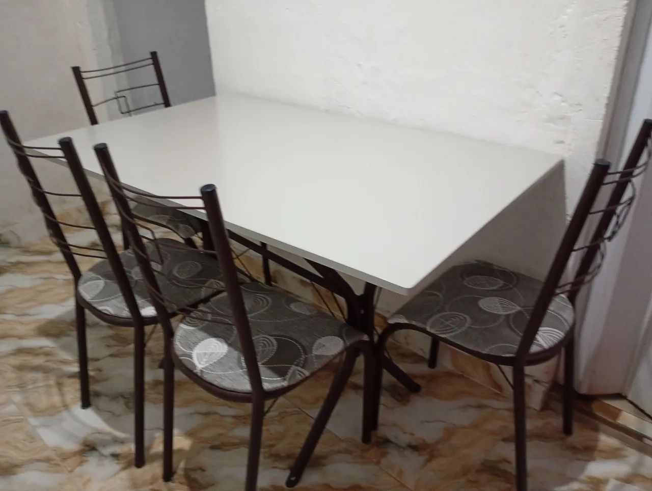 MESA COM 4 CADEIRAS TAMPA DE GRANITO 