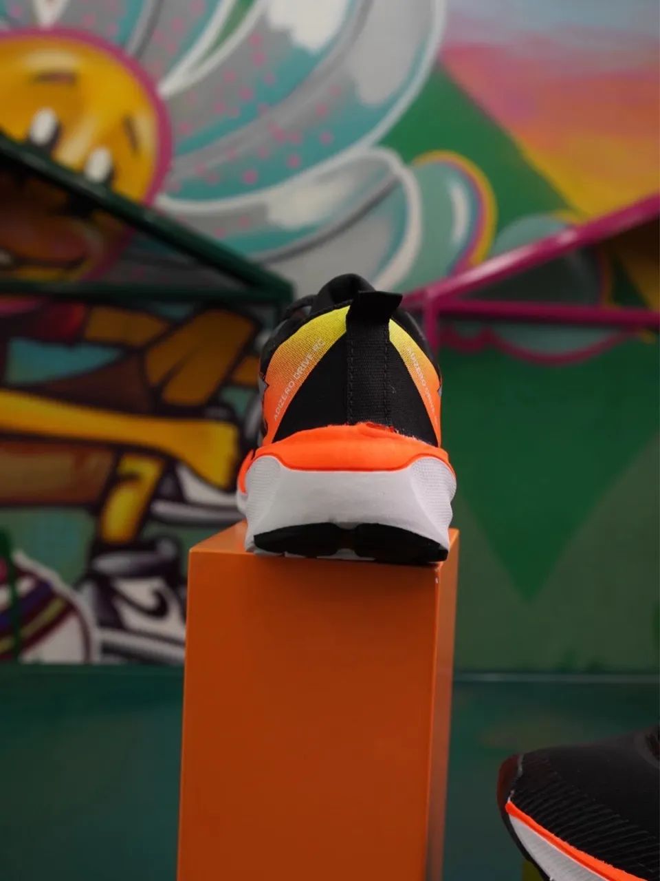 Tênis esportivo adidas com detalhes laranja  - Foto 5