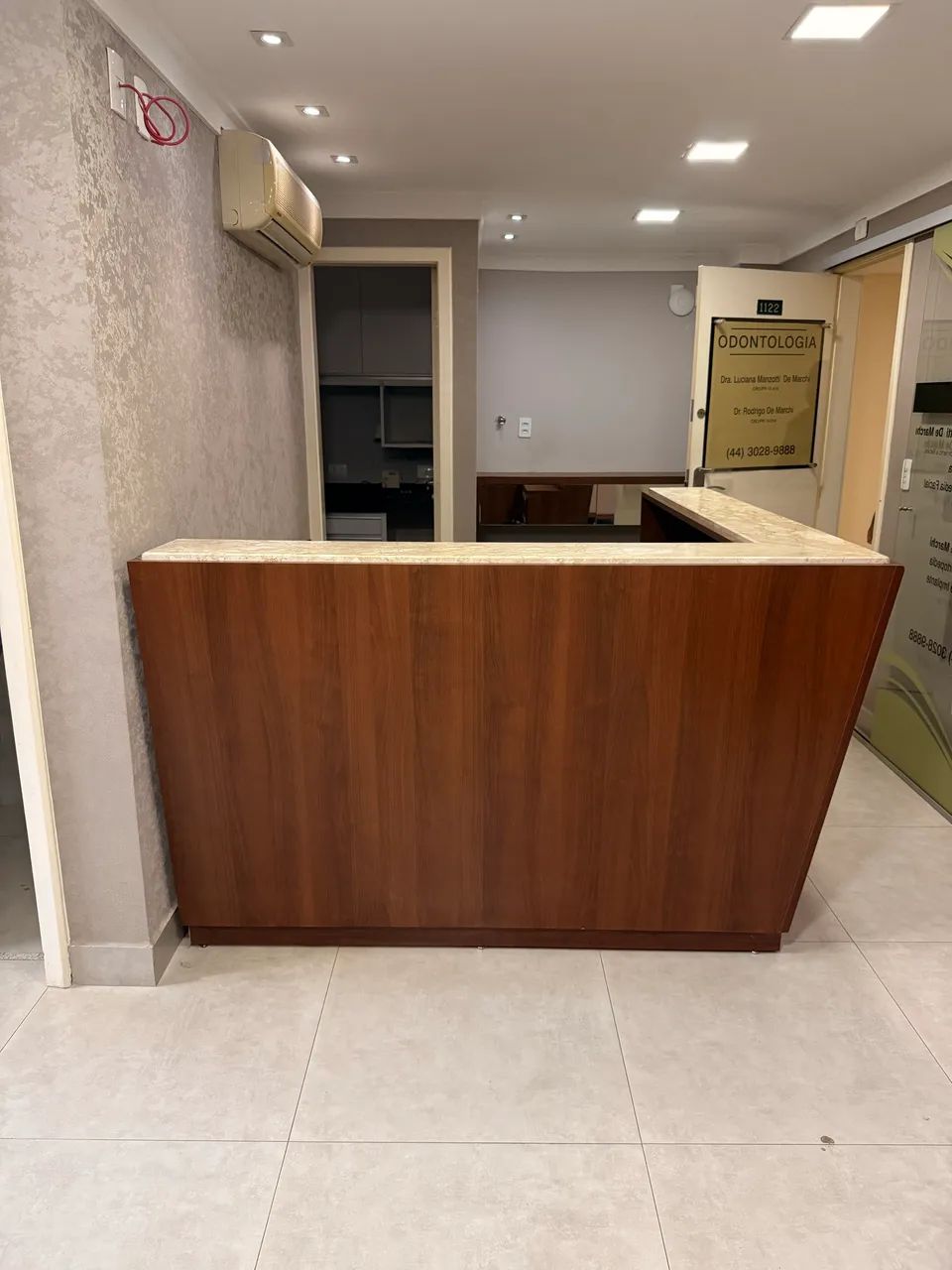 Vendo balcão p/ 2 atendentes com mármore travertino 1,80 x 1,90  para atendimento  - Foto 5