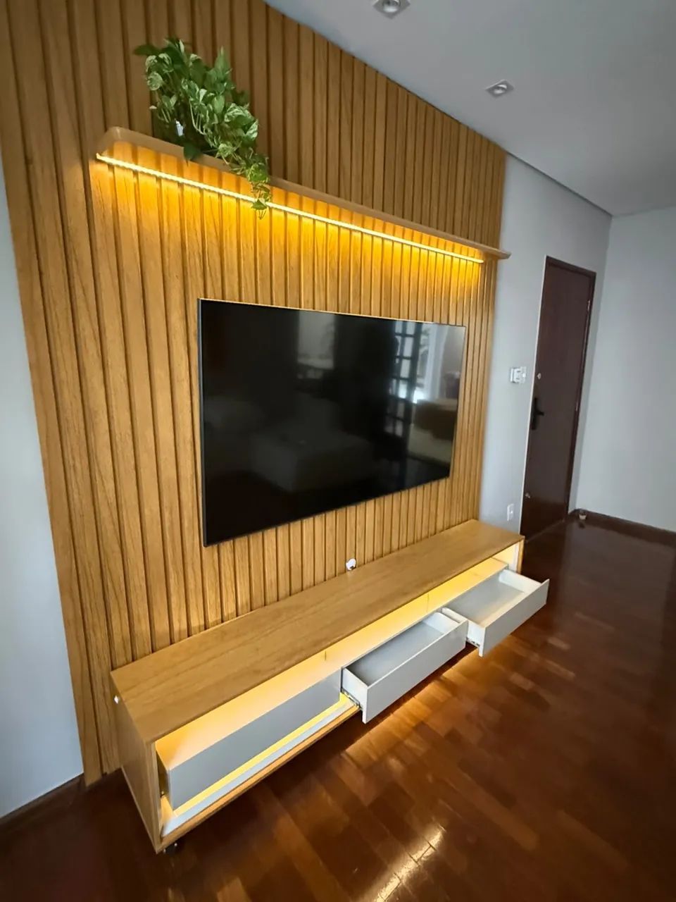  Painel e rack de madeira ripado