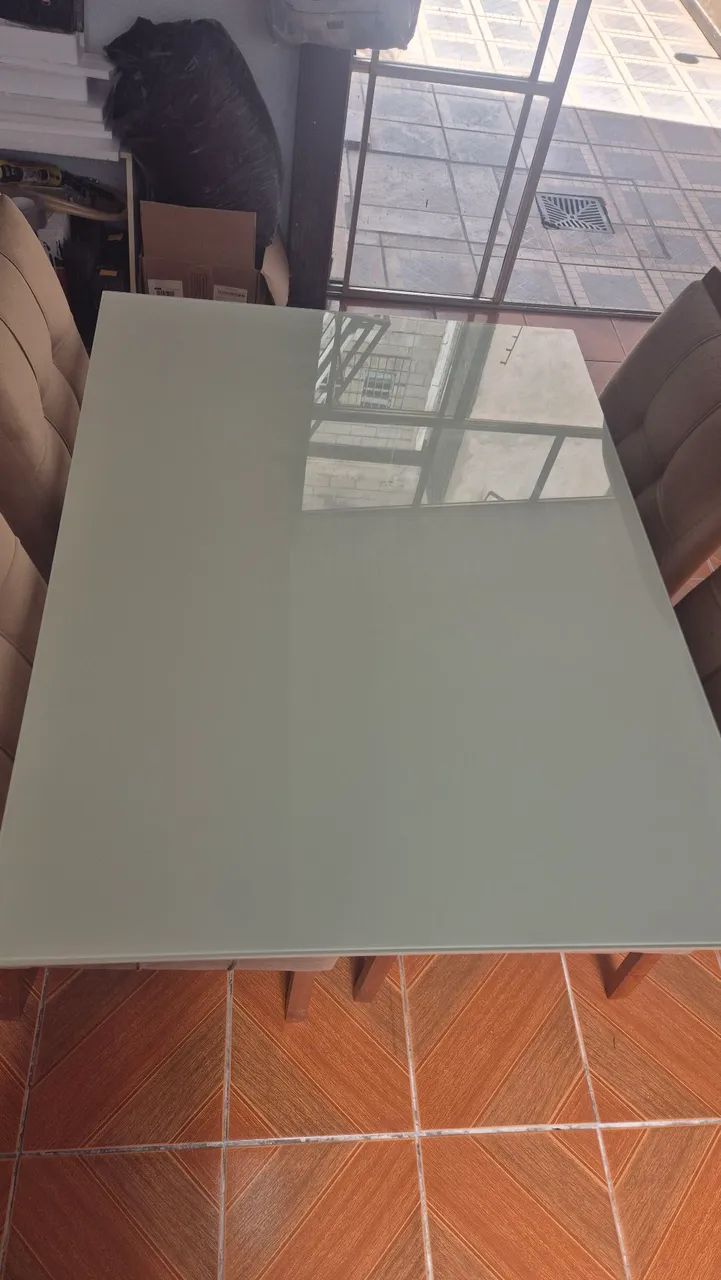 Mesa de Jantar 140x90 + 4 Cadeiras Estofadas | Madeira Laqueada e Vidro - Foto 5