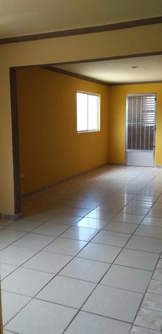 Casa muito ampla e arejada com garagem e 2 qts - Foto 5