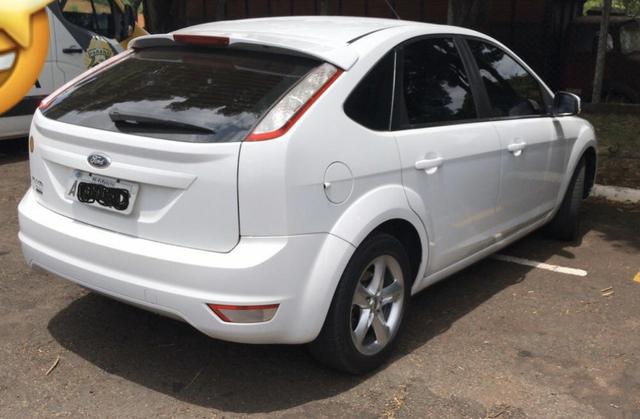 Vendo Focus 1.6 Hatch COMPLETO + multimídia - Foto 2