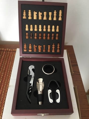 Jogo de xadrez e kit para vinhos