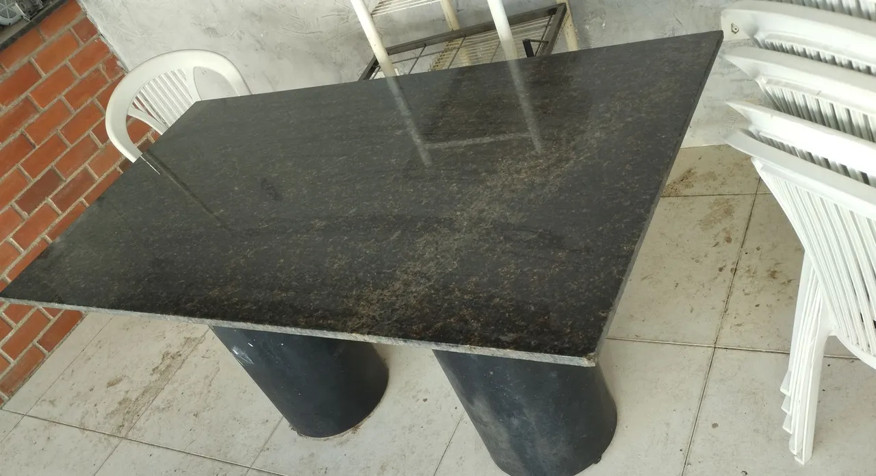 Mesa de mármore preto