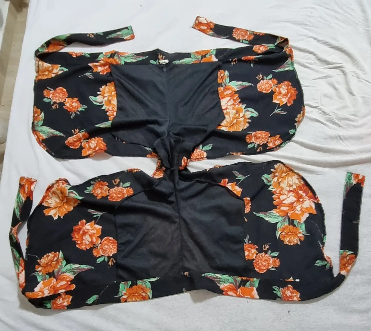 Shorts de transpassar. Tamanho M. Amarra atrás e depois na frente. Uma graça!