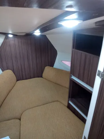 Lancha cabinada