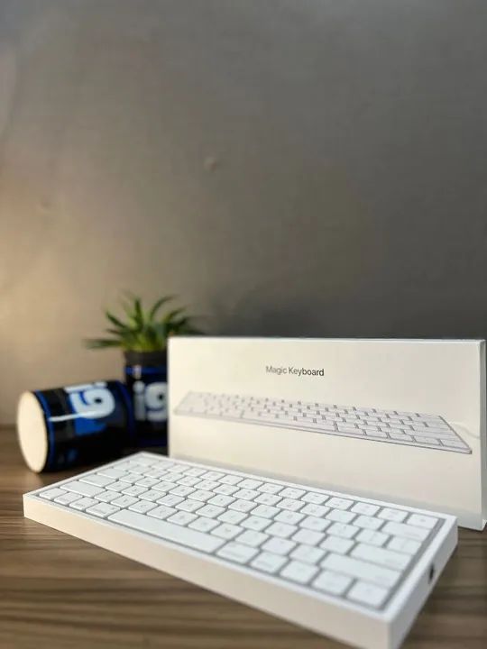 Teclado Apple  Magic Keyboard Model A1644 Cor branco Acompanha caixa E cabo  - Foto 2