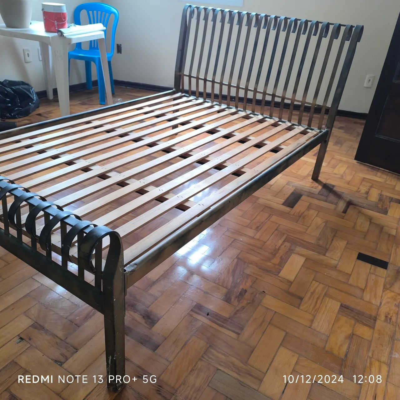 Cama de ferro com estrutura resistente - Foto 4