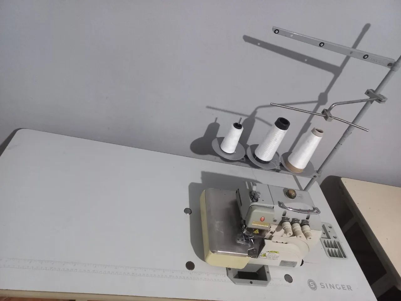 Máquina de Costura Overlock Singer Industrial - Foto 4