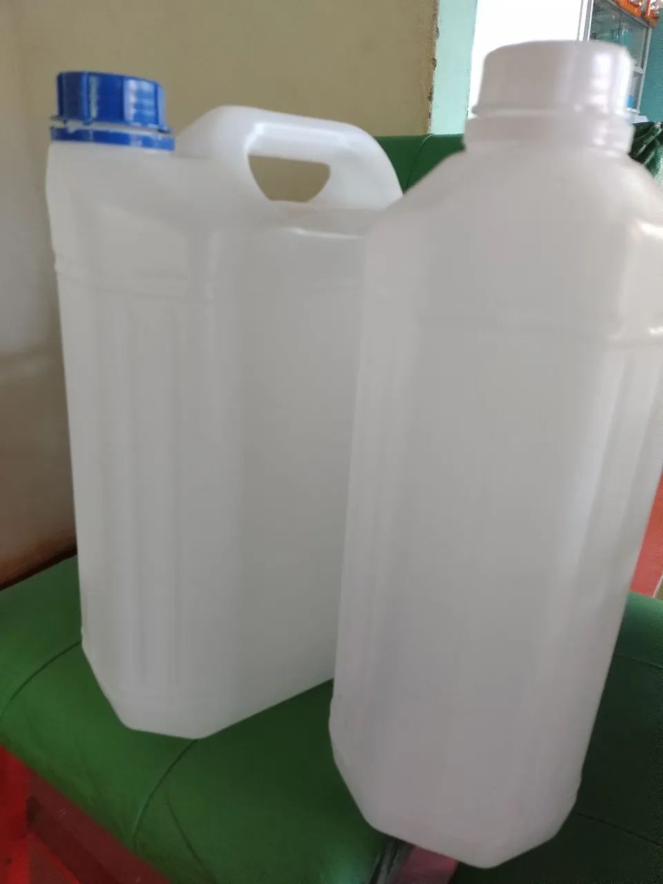 Galões plásticos