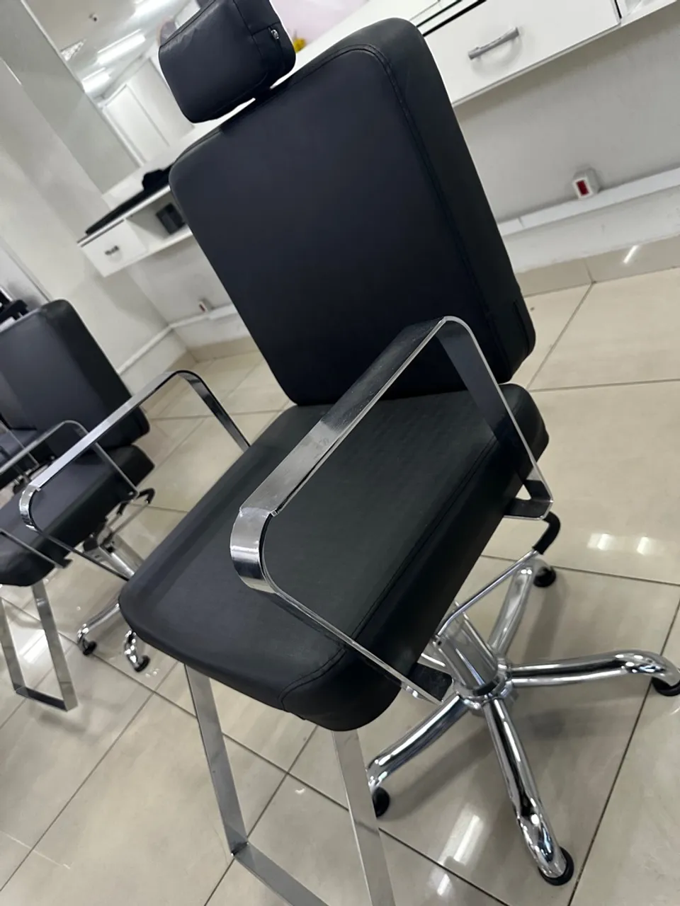Cadeira de salão CABELEIREIRO preta com detalhes em metal