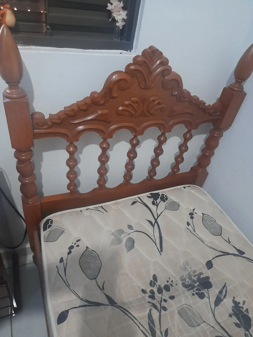 Cama de solteiro em madeira pura entalhada ,(Sem o Colchão)