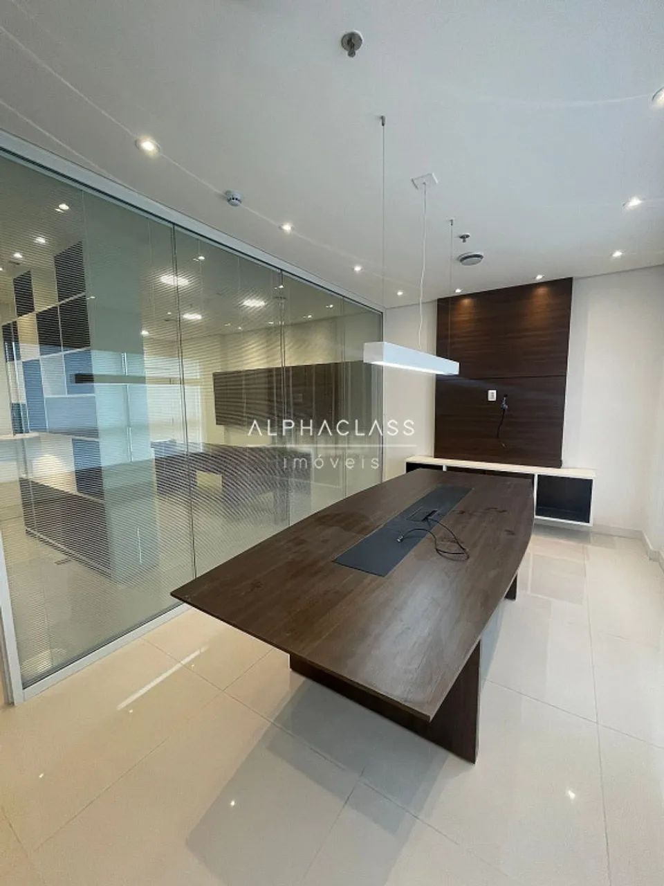 Alugo sala comercial em Alphaville - Edifício NWT